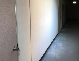 訳ありプランのホテルに泊まった男性。翌朝廊下を歩いているとある事に気づいてしまい・・・