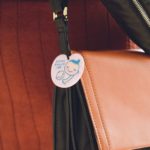 なぜか外でマタニティーマークを隠す妻。不思議に思った夫が何故なのか尋ねると・・・。その理由に思わず言葉を失った。