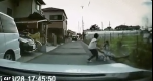 道路に飛び出してきた子供・・・。その後お母さんがとった対応に賞賛の声！！