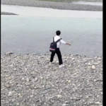 コレは笑わずにはいられない(笑)川で水切りをしていた少年に衝撃の展開が待ち受けていた・・・!