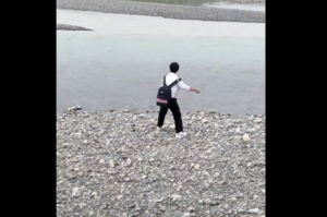 コレは笑わずにはいられない（笑）川で水切りをしていた少年に衝撃の展開が待ち受けていた・・・！