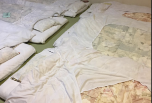 修学旅行の夜、枕投げをすることに。喘息持ちの子が部屋を出て行こうとしたら一人の女子が・・・