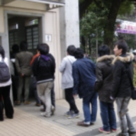 腹痛で駅のトイレに並んでいたら後ろから鬼のような形相で『あるもの』を渡された。→その後の展開に想像しただけで冷や汗かく・・・