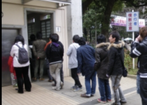 腹痛で駅のトイレに並んでいたら後ろから鬼のような形相で『あるもの』を渡された。→その後の展開に想像しただけで冷や汗かく・・・