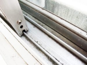 覚えておくべし！窓のサッシが一瞬でピッカピカに！あるようで無かった衝撃の清掃方法が話題に！