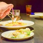 知人と食事中、『違和感』を感じた女性。質問をしてみてゾッとした。もしこの時質問していなかったら・・・