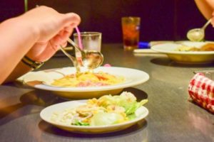 知人と食事中、『違和感』を感じた女性。質問をしてみてゾッとした。もしこの時質問していなかったら・・・