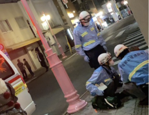 ハロウィンでペニーワイズの仮装をしていたら倒れた人を発見し１１９に電話。→仮装のレベルが高すぎて事件にしか見えない件（笑）