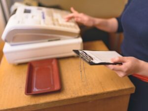 飲食店にて「残してすみません」と謝る彼に対し、彼女「金払ってんのに、なんで謝るの？」→これを聞いた彼氏の一言にスカッと！！