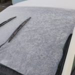 冬の寒さで凍るフロントガラス・・・。大変な霜取り作業をなくす『裏技』が話題に!