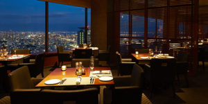 結婚記念日で訪れたレストランの隣にいた家族。あまりに騒がしくイラついていたがよく見ると・・・涙が止まらなくなった。