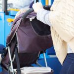 ベビーカーでバスに乗車。席を譲ってもらい座ると、後ろから鬼の形相したお姉さんが紙を渡して降りていって・・・