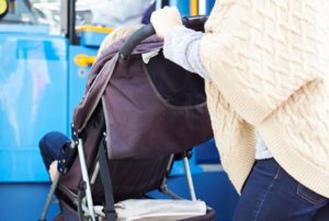 ベビーカーでバスに乗車。席を譲ってもらい座ると、後ろから鬼の形相したお姉さんが紙を渡して降りていって・・・