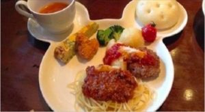 ディズニーランドで９歳未満のみが頼めるお子様ランチを頼む夫婦。→規則違反をしてまで夫婦へ行ったスタッフの神対応に涙・・・