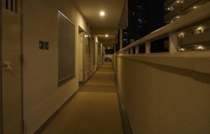 真夜中にものすごく悲痛そうな泣き声で「ママ、かえってきて」と子供の声が。思い切ってチャイムを鳴らすと・・・