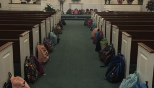 葬儀場に花の代わりに並べられた沢山のリュックサック。その理由を知って涙が止まらない・・・