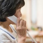 母が突然電話で「沖縄に行かない?」と誘ってきた。「今大事な時期だから。」と断ったら・・・。その後の展開に涙が止まらない。