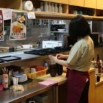 食堂でバイトをしていた女性。親子3人のお客さんに呼び出され、「苦情を言われる」と怯えていると・・・。次に起きた展開に涙が止まらない。