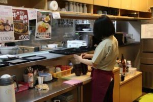 食堂でバイトをしていた女性。親子３人のお客さんに呼び出され、「苦情を言われる」と怯えていると・・・。次に起きた展開に涙が止まらない。