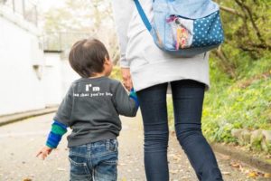 保育園で挨拶してもいつもニヤニヤしているお母さん。→後日その真相が明らかに・・・