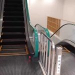 誰も乗っていないエスカレーターを見て叫ぶ息子。そこにはなんと・・・