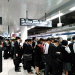 知らない間にあなたも犠牲者になっているかもしれない。駅のホームで目の前に並んでいたおじさんがとった予想もしない行動にゾッとした・・・