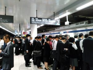 知らない間にあなたも犠牲者になっているかもしれない。駅のホームで目の前に並んでいたおじさんがとった予想もしない行動にゾッとした・・・