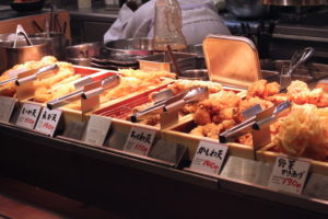 混み合う丸亀製麺で子持ちの妊婦さんが席を探していると近づいてきた男子学生数人が驚きの行動に・・・。