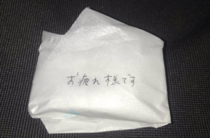 女子高生へ宅配を届けた男性。すると照れ臭そうに小さな包みをくれた。中を開けてみると・・・