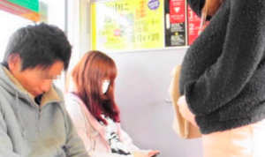 電車で座っていると目の前の妊婦さんが突然『スマホ画面』を突きつけてきた。その内容に絶句・・・