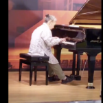 駅にあった誰でも弾けるピアノに座るおばあちゃん。次の瞬間目と耳を疑った・・・!!