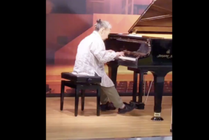 駅にあった誰でも弾けるピアノに座るおばあちゃん。次の瞬間目と耳を疑った・・・！！