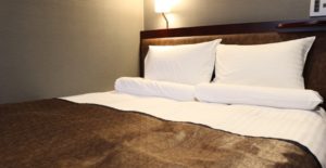 カップルの宿泊客が忘れ物をしてしまった為、連絡をしてみたらゾッとする展開が・・・