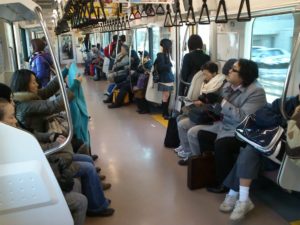 通勤時に席に座っていたとある駅員さん。すると利用客が声をかけてきて・・・えぇ。。