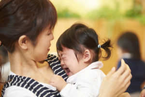 飲食店にて食べようとしたら娘が号泣。旦那は知らん顔で黙々と食べている。娘を抱え、席を外そうとしたら店員さんが旦那にスカッとする一言！