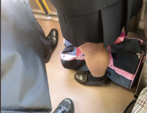 朝の電車にて盗撮していると思われる人に遭遇。そのやり口が巧妙すぎてゾッとした・・・。