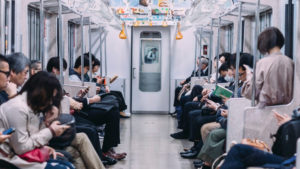 人身事故により停車してしまった電車。聴覚障害の女性２人が手話で不安そうにしていると、向かいに座っていた人が・・・。