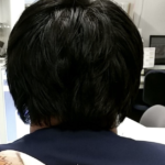 嘘だといってくれ・・・!黙々と仕事している同僚の背中にを撮影した一枚の写真。そこに写り込んでいたものに言葉失う。