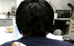 嘘だといってくれ・・・！黙々と仕事している同僚の背中にを撮影した一枚の写真。そこに写り込んでいたものに言葉失う。