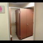 地下鉄の女子トイレで天井を見つめて突っ立っている年老いた男。→不審に思っているとまさかの展開・・・