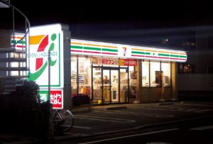 近所のコンビニへ行くだけなので面倒だと思い、適当にブラをつけて行ったら・・・