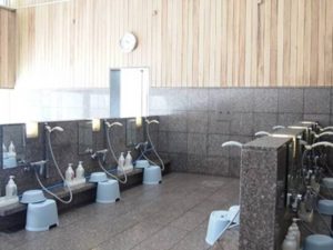 温泉に入っていると５、６歳の男の子が身体を触りまくってきた。耐えかねて注意すると見知らぬおばさんが・・・