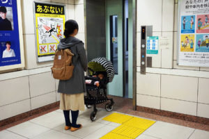 エレベーターを待ってたら、アフリカ系のおっちゃんが踊りながら最前列に割り込んできた。→すると先頭にいた中年男性を・・・