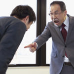 仕事でミスをして取引先に迷惑を掛け、謝罪に行った時のこと。専務が怒るその後ろでなんと・・・