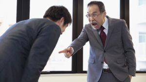 仕事でミスをして取引先に迷惑を掛け、謝罪に行った時のこと。専務が怒るその後ろでなんと・・・