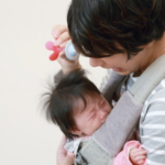 新幹線に乗ると泣きじゃくる赤ちゃんと手に負えず困り果てた若いパパが。不快に思っていると・・・予想外の展開に鳥肌が立った。