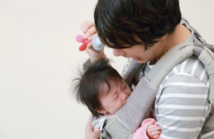 新幹線に乗ると泣きじゃくる赤ちゃんと手に負えず困り果てた若いパパが。不快に思っていると・・・予想外の展開に鳥肌が立った。