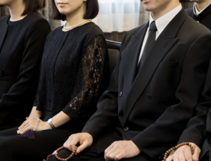 自分の母親のお葬式で一度も涙を流さなかったお父さん。数日後の展開に涙が止まらない・・・