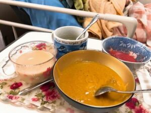 毎回、口に食事を詰め込まれていても黙っていた認知症のおばあちゃん。しかしある日激怒。その意外な理由に考えさせられる・・・