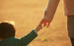 『夫の親友が事故で亡くなり遺された男の子をうちで育てた』夫婦と男の子のエピソードに涙が止まらない・・・